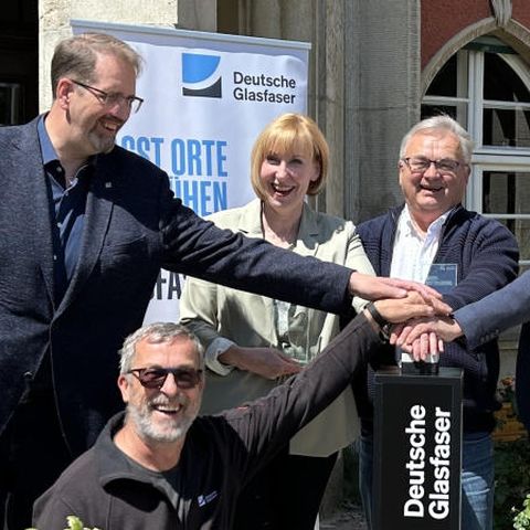 Die symbolische Übergabe des neuen Glasfasernetzes in Borsdorf erfolgte gemeinsam mit der Gemeinde und Deutsche Glasfaser