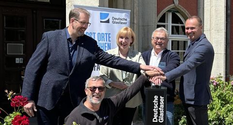 Die symbolische Übergabe des neuen Glasfasernetzes in Borsdorf erfolgte gemeinsam mit der Gemeinde und Deutsche Glasfaser